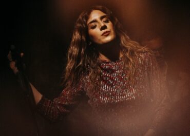 «Μόνο εσένα έχω» από τη Βασιλική Μιχαλοπούλου και τις «Κασέτες του Μελωδία 99,2 – Οι φωνές του αύριο»  Στίχοι – μουσική: Γιώργος Καψάσκης