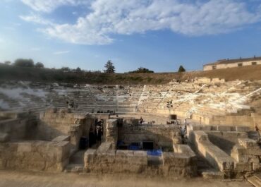 ΥΠΠΟ: Αποκαθίσταται το σκηνικό οικοδόμημα του αρχαίου θεάτρου της Λάρισας.