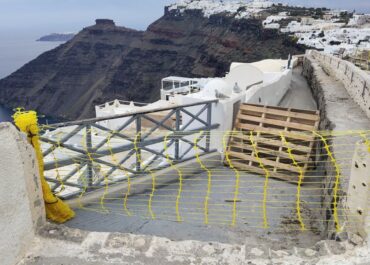 Δημος  Θήρας : Προειδοποίηση για την ασφάλεια στον χώρο του εργοταξίου για τη διαμόρφωση της πλατείας Φηροστεφανίου | ΔΗΜΟΣ ΘΗΡΑΣ