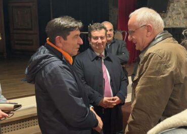 Δήμος Άργους – Μυκηνών : Με μεγάλη προσέλευση του κόσμου πραγματοποιήθηκε η διπλή θεατρική παράσταση «Εκτός ύλης Reloaded»