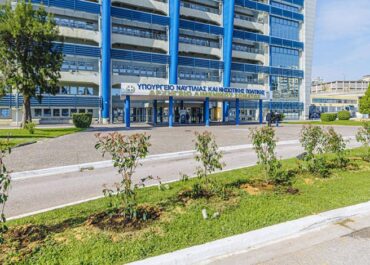 Δήμος Πειραιά  : Δεντροφυτεύσεις και αναπλάσεις πρασίνου στον περιβάλλοντα χώρο του Υπουργείου Ναυτιλίας και Νησιωτικής Πολιτικής