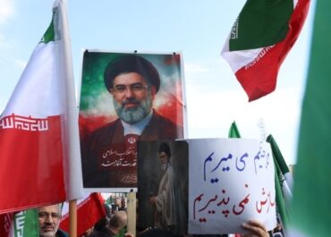 Ο Μοτζταμπά Χαμενεΐ καλεί να στοχοποιηθούν «οι εχθροί» στην πατρίδα και το εξωτερικόΟ νέος ανώτατος ηγέτης του Ιράν κάλεσε τις υπηρεσίες πληροφοριών της χώρας του να βάλουν στο στόχαστρο «εχθρούς στην πατρίδα και στο εξωτερικό».  H σχετική δήλωση, που αναρτήθηκε σήμερα στο λογαριασμό του νεοδιορισθέντος ανώτατου ηγέτη Μοτζταμπά Χαμενεΐ στο X, έγινε μετά το θάνατο του Ισμαήλ Χατίμπ, υπουργού αρμόδιου για τις υπηρεσίες πληροφοριών, ο οποίος σκοτώθηκε από πλήγμα αυτή την εβδομάδα.  Στην ανάρτηση στο X επισημαίνεται πως «οι αξιωματούχοι και το προσωπικό που απομένουν σ’ αυτό το ευαίσθητο υπουργείο» πρέπει να αναπληρώσουν το κενό που δημιουργήθηκε με το θάνατο του υπουργού.  Ο Μοτζταμπά Χαμενεΐ δεν έχει εμφανισθεί δημοσίως ούτε έχει δημοσιοποιήσει ηχητικό ή βιντεοσκοπημένο μήνυμά του μετά το διορισμό του, στις 8 Μαρτίου, ως ανώτατου ηγέτη της χώρας, με αποτέλεσμα να διατυπώνονται εικασίες για την υγεία του.  Ο Μοτζταμπά Χαμενεΐ διαδέχθηκε τον πατέρα του, τον αγιατολάχ Αλί Χαμενεΐ, ο οποίος σκοτώθηκε σε ισραηλινή αεροπορική επιδρομή στην Τεχεράνη κατά την πρώτη ημέρα της αμερικανοϊσραηλινής επίθεσης στις 28 Φεβρουαρίου. Ο Μοτζταμπά Χαμενεΐ έχασε επίσης στους βομβαρδισμούς τη σύζυγό του, τη μητέρα του και έναν γαμπρό του.  Σύμφωνα με την αμερικανική κυβέρνηση, ο Μοτζταμπά Χαμενεΐ έχει τραυματισθεί, ενώ δεν έχουν γίνει γνωστές περισσότερες λεπτομέρειες.