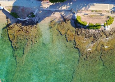 Λουόμενος εντόπισε πυρομαχικά σε παραλία στο Πόρτο Ράφτη