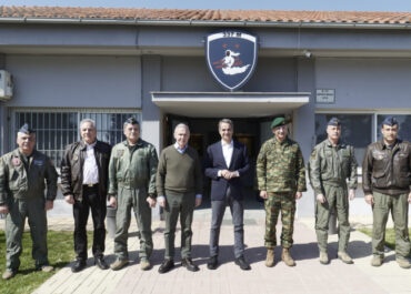 Επίσκεψη του Πρωθυπουργού Κυρ. Μητσοτάκη στο Εθνικό Κέντρο Αεροπορικών Επιχειρήσεων και στην 110 Πτέρυγα Μάχης στη Λάρισα