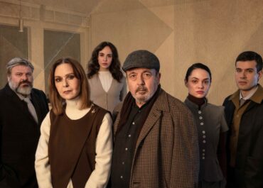 Ερρίκου Ίψεν ΑΡΧΙΜΑΣΤΟΡΑΣ ΣΟΛΝΕΣ | Σκην: Κωνσταντίνος Ασπιώτης | Θ. Τ. Καρόλου Κουν-Υπόγειο | Από Πέμπτη 16 Απριλίου 2026 | Για περιορισμένο αριθμό παραστάσεων | Early bird: 13 €