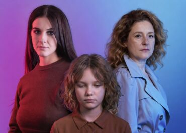 “BLUNTED Δήμητρες και Περσεφόνες” | της Σοφιάννας Θεοφάνους | Σκηνοθεσία: Mαρία Ξανθοπουλίδου | Χώρος: ΚΑΜΙΡΟΣ | Από την Παρασκευή 17 Απριλίου 2026 και για περιορισμένο αριθμό παραστάσεων | Early Bird: 12 €