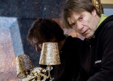 “ΒΡΟΧΗ ΤΑ ΒΕΛΗ”  Ο Στράτος Τζώρτζογλου πρωταγωνιστεί στο νέο έργο του θεατρικού συγγραφέα Μηνά Βιντιάδη – θέατρο “Calderone Art Space”