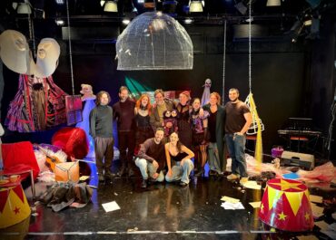 Μια σπάνια και συγκινητική στιγμή είχαν την ευκαιρία να ζήσουν οι θεατές της παράστασης «EVELYN EVELYN the musical» σε σκην. Κωνσταντίνας Νικολαΐδη στο Θέατρο 104