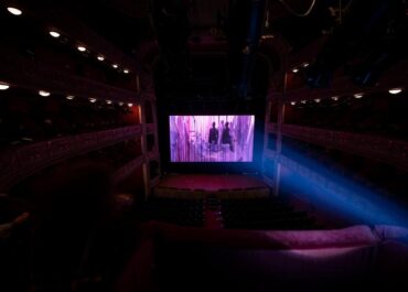 Φάντασμα στη Μηχανή: Το Δημοτικό Θέατρο Πειραιά ανοίγει στο κοινό τους ιστορικούς του χώρους