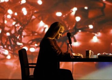 Η ΠΡΕΜΙΕΡΑ ΠΛΗΣΙΑΖΕΙ “Girls & Boys” – Για δεύτερη χρονιά, από τις 17 Απριλίου στο Θέατρο Αλάμπρα