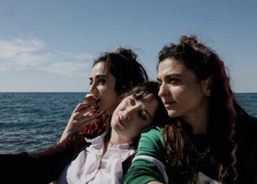 Τρεις Αδερφές (θα έρθουν καλύτερες μέρες) – Σκηνοθεσία: Ειρήνη Λαμπρινοπούλου | Από τις 20 Απριλίου στο ΠΛΥΦΑ