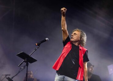 Το Σάββατο 20 Ιουνίου ο Βασίλης Παπακωνσταντίνου ανεβαίνει στο Θέατρο Βράχων για τη μεγάλη καθιερωμένη καλοκαιρινή του συναυλία