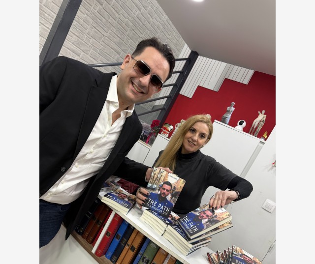 Το πολυσυζητημένο βιβλίο «Ένα ταξίδι αυτοενδυνάμωσης» του Έλληνα Ομογενή Γιώργου Γουλτίδη, που ήρθε να αλλάξει το mindset μιας ολόκληρης γενιάς, ταξιδεύει σε ολόκληρη την Ευρώπη.