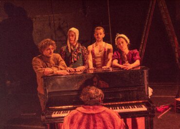 “Η ΔΥΝΑΜΗ ΤΗΣ ΣΥΝΗΘΕΙΑΣ” vol. 2 κωμωδία του Τόμας Μπέρνχαρντ | Μία παράσταση του Γιάννου Περλέγκα και της ομάδας χορευτών κι ακροβατών “κι όμΩς κινείται” στο Θέατρο Ροές | ΟΙ ΠΑΡΑΣΤΑΣΕΙΣ ΞΕΚΙΝΗΣΑΝ!