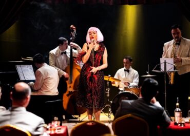 ΤΑ ΤΡΑΓΟΥΔΙΑ & ΟΙ ΜΟΥΣΙΚΕΣ ΑΠΟ ΤΗΝ ΤΗΛΕΟΠΤΙΚΗ ΣΕΙΡΑ “PORTO LEONE – ΣΤΗ ΓΕΙΤΟΝΙΑ ΜΕ ΤΑ ΚΟΚΚΙΝΑ ΦΑΝΑΡΙΑ” ΑΠΟ ΤΟΝ ΜΑΡΙΟ ΣΤΡΟΦΑΛΗ.