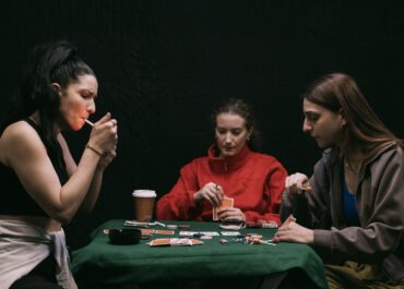 TOXICITY 2η χρονιά | Τρεις κρατούμενες. Ένα κελί. Ένα σχέδιο που δοκιμάζει τις σχέσεις τους. Θα καταφέρουν να αποδράσουν από τις προσωπικές τους “φυλακές”;