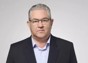 Δημήτρης Κουτσούμπας : Σε έναν κόσμο που φλέγεται, η λαϊκή σπίθα που σιγοκαίει να γίνει πυρκαγιά Ανάστασης Λαών!