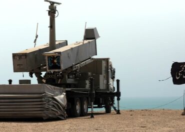 Το Ιράν επιτίθεται σε κράτη του Κόλπου, απειλεί με «καταστροφικά» αντίποινα αν ο Ντ. Τραμπ κάνει πράξη τις απειλές του