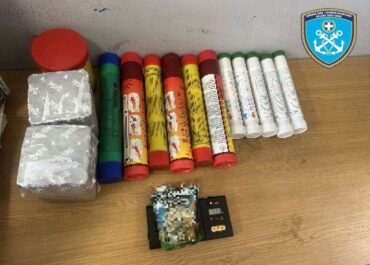 Σύλληψη ημεδαπού για ναρκωτικά και κατοχή πυροτεχνημάτων στον Πειραιά