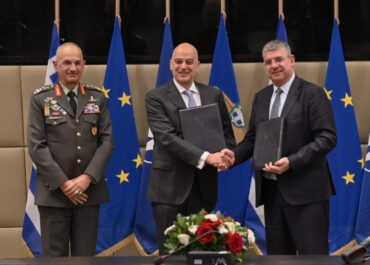 Ο ΥΕΘΑ Ν. Δένδιας υπέγραψε προγραμματική συμφωνία με τον αντιπρόεδρο της ΕΤΕπ Ι. Τσακίρη για έργα ενεργειακής αναβάθμισης σε 40 ενεργοβόρα στρατόπεδα