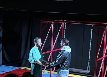 Κριτική θεατρικής παράστασης “BACON” από την θεατρολόγο Σοφία Σταθάτου.