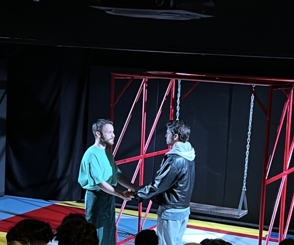 Κριτική θεατρικής παράστασης “BACON” από την θεατρολόγο Σοφία Σταθάτου.