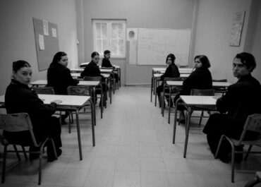 «ΔΕΣΠΟΙΝΙΣ ΜΑΡΓΑΡΙΤΑ» του Ρομπέρτο Ατάιντε | Η σχολική αίθουσα μετατρέπεται σε μικρογραφία κοινωνίας | από 20 ΑΠΡΙΛΙΟΥ στο ΘΕΑΤΡΟ ΑΛΚΜΗΝΗ