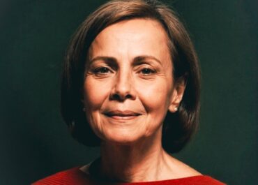 Το Θέατρο Τέχνης φωτίζει για πρώτη φορά στη σκηνή του Υπογείου τη ζωή, το έργο και το ανθρώπινο αποτύπωμα της Έλλης Αλεξίου