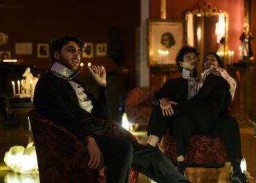 “Η χρονιά χωρίς καλοκαίρι” του Γιάννη Καλαβριανού – Για λίγες ακόμα παραστάσεις στο Θέατρο Ολύμπια – Φωτογραφίες από την παράσταση