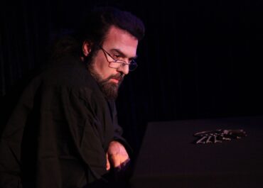 « Ο ΜΕΓΑΣ ΙΕΡΟΕΞΕΤΑΣΤΗΣ» του Φιόντορ Ντοστογιέβσκη σε σκηνοθεσία – ερμηνεία του Κωνσταντίνου Κωνσταντόπουλου για 4 ΜΟΝΟ παραστάσεις τον ΜΑΙΟ στο θέατρο Αλκμήνη