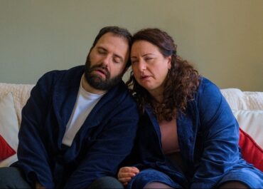 «POLYAMOROUS» του Σπύρου Κακατσάκη | Θέατρο Αλκμήνη | Πρεμιέρα: 9 Μαΐου 2026 κάθε Σάββατο 21:30 & Κυριακή 18:15