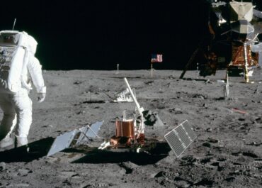 Ο Χρήστος Πασσαλής παρουσιάζει: RADIO 1: Η πιο λυπημένη μέρα της ζωής μου | Θέατρο σε ζωντανή μετάδοση | Πρεμιέρα: 17/4