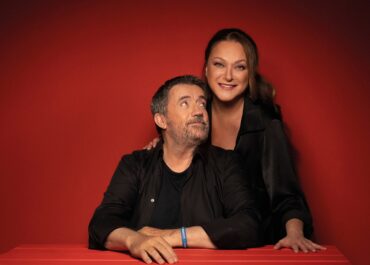 Μετά από 4 χρόνια επιτυχίας, το SEXY LAUNDRY με τον Σπύρο Παπαδόπουλο και τη Ρένια Λουιζίδου βγαίνει σε καλοκαιρινή περιοδεία!