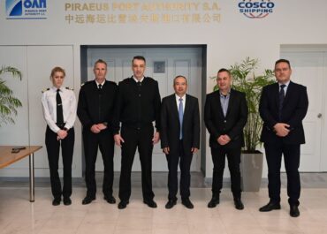 ΟΛΠ A.E.: Δωρεά επτά φορητών απινιδωτών στο Λιμενικό Σώμα – Ελληνική Ακτοφυλακή.