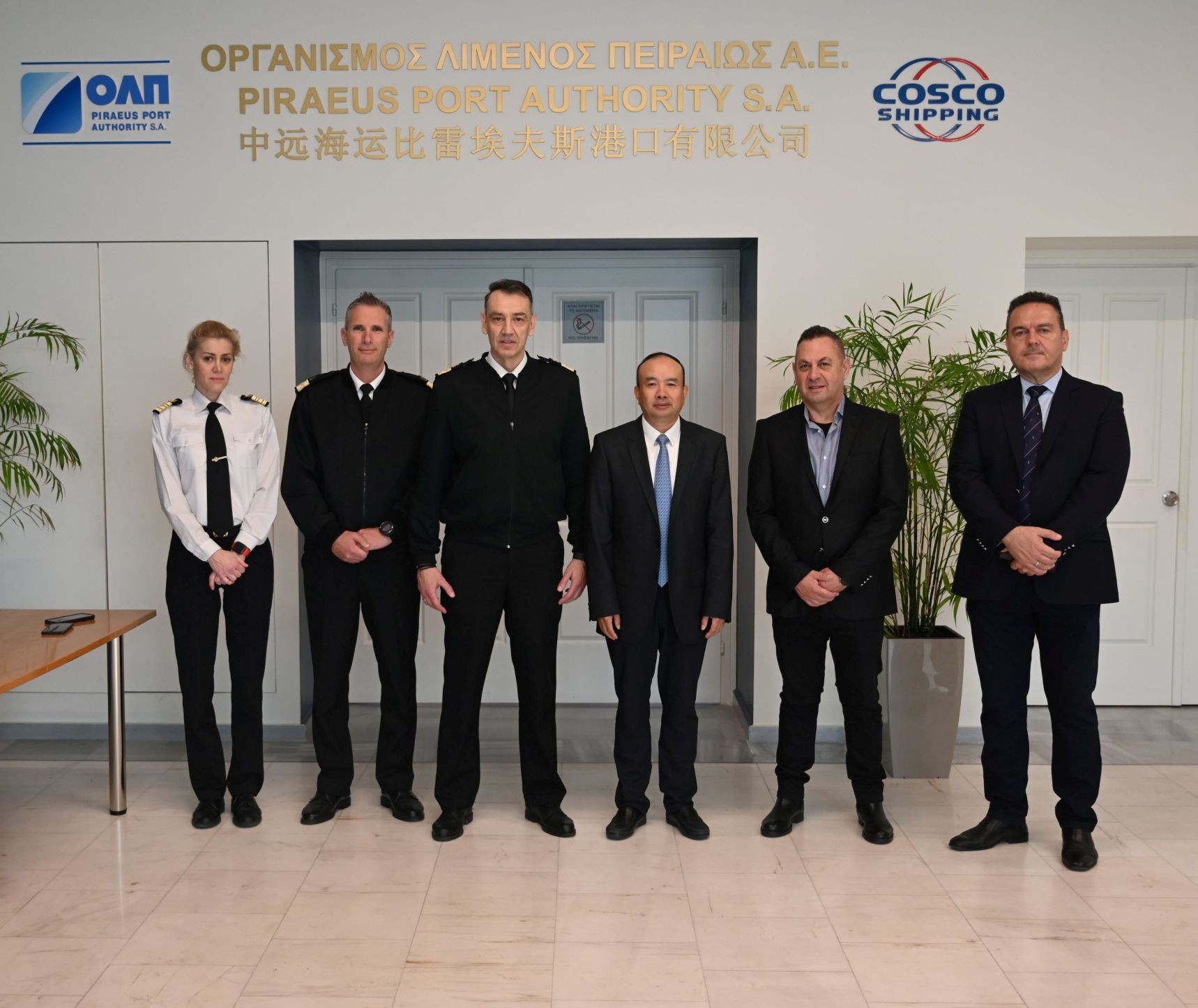 ΟΛΠ A.E.: Δωρεά επτά φορητών απινιδωτών στο Λιμενικό Σώμα – Ελληνική Ακτοφυλακή.