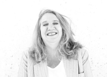 VAGABONDAGES: Πόσο απελευθερωτικό μπορεί να είναι να ξεφύγει κανείς από μια κατασκευασμένη περσόνα; | η Ελένη Μποζά επιστρέφει | ΘΕΑΤΡΟ ΜΠΕΛΛΟΣ