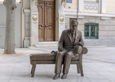 Ο ΚΑΒΑΦΗΣ ΕΠΙΣΤΡΕΦΕΙ ΣΤΗΝ ΑΘΗΝΑ – Το Ίδρυμα Ωνάση παρέδωσε στον Δήμο Αθηναίων γλυπτό που απεικονίζει τον ποιητή