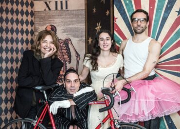 ΣΤΟ FOUGARO ARTCENTER Η ΝΕΑ ΠΑΡΑΣΤΑΣΗ ΤΗΣ ΟΛΙΑΣ ΛΑΖΑΡΙΔΟΥ “ΣΤΟ ΘΕΑΤΡΟ” ΑΠΟ ΤΙΣ 28 ΑΠΡΙΛΙΟΥ