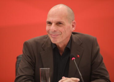 Ο Γιάνης Βαρουφάκης συζητά με τους πολίτες στο TOCA cafe bar στην Αγία Παρασκευή