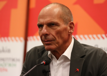 Ο Γιάνης Βαρουφάκης συζητά με τους πολίτες στην Κρήτη