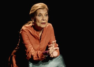 AI-MILIA τι σημαίνει τελικά να αφηγείσαι τον εαυτό σου; Η Αιμιλία Υψηλάντη αφηγείται στοιχεία της ζωής της σε μια διαδρομή 60 χρόνων
