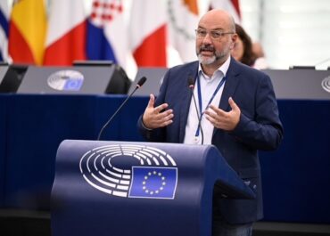 Σάκης Αρναούτογλου: «Η Θεσσαλονίκη χάνει πτήσεις και η Κυβέρνηση… πετάει χαρταετό»