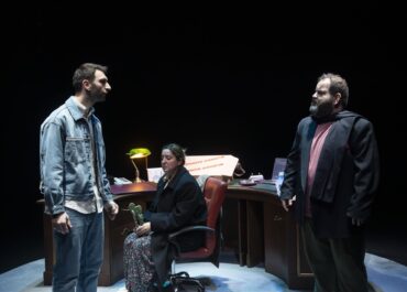 «πολίτες β’ κατηγορίας» του Brian Friel | Σκηνοθεσία: Τζένη Κόλλια | Το κράτος θα τους ονομάσει τρομοκράτες. Οι θεατές θα δουν την αλήθεια. | Θέατρο Τζένη Καρέζη