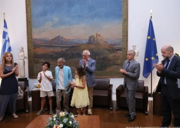 Ο Πρόεδρος της Βουλής των Ελλήνων απένειμε αφιερωματικά γραμματόσημα των ΕΛΤΑ στον μεγάλο δημιουργό Σταύρο Ξαρχάκο
