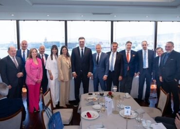 Στη Ναυτιλιακή Λέσχη Πειραιώς, πραγματοποιήθηκε γεύμα εργασίας με επίτιμο ομιλητή τον Υπουργό Ναυτιλίας και Νησιωτικής Πολιτικής κύριο Βασίλη Κικίλια.