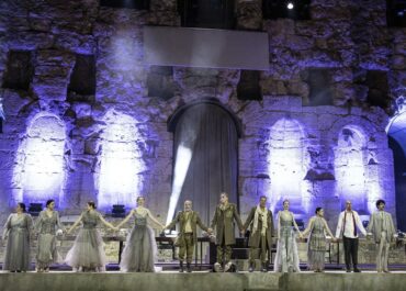 ΕΚΑΒΗ Στη σκιά της Πολιτείας | Σκηνοθεσία: Στάθης Λιβαθινός | Θριαμβευτική υποδοχή στο κατάμεστο Ηρώδειο για δύο παραστάσεις