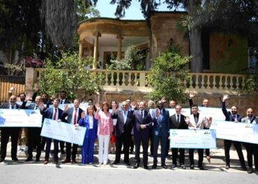 Ο Σερ Στέλιος βράβευσε τους Νικητές των Stelios Bi-Communal Awards for Business Co-operation
