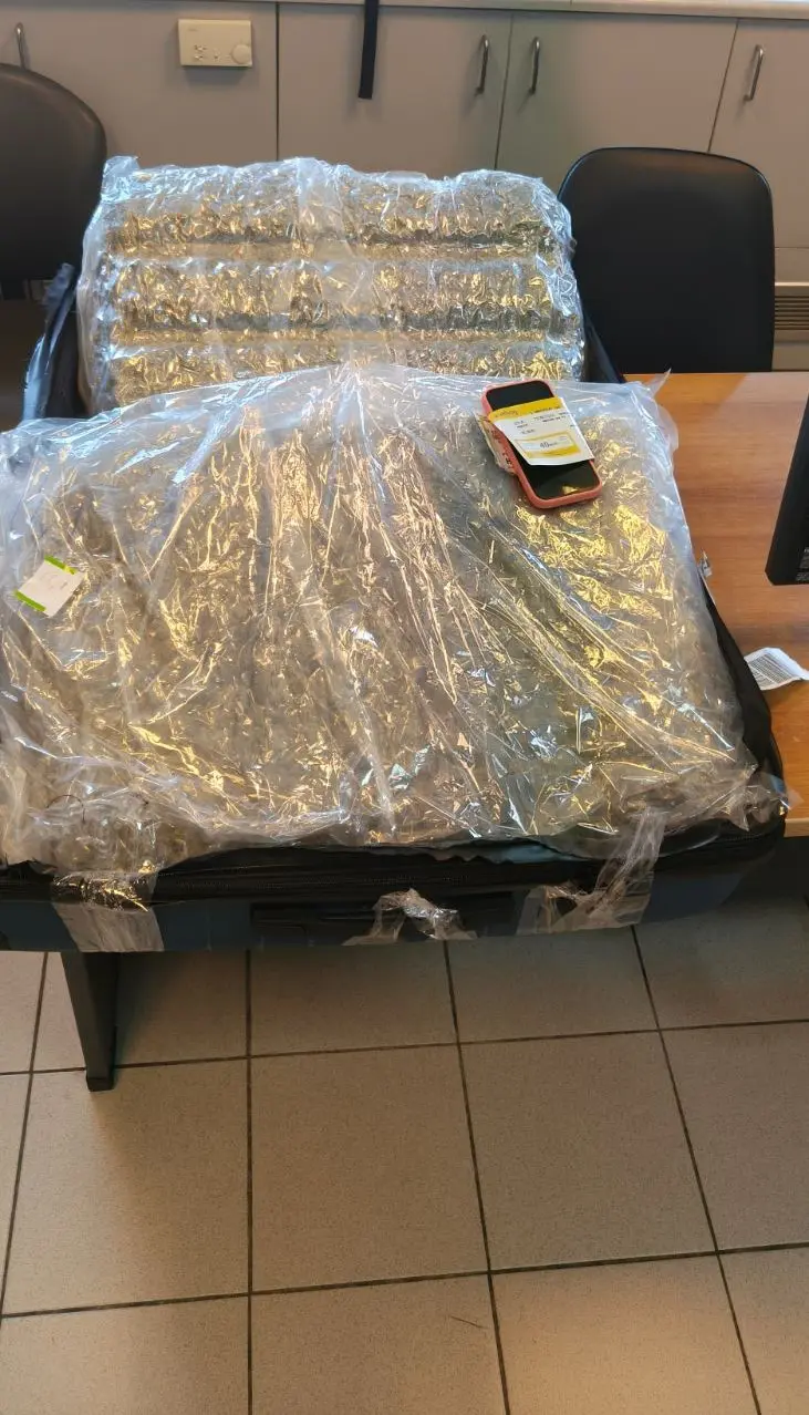 Συνελήφθη 22χρονη αλλοδαπή, μέλος διεθνούς κυκλώματος που δραστηριοποιούνταν στη διακίνηση ναρκωτικών