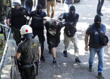 Τρεις συλλήψεις για την έκρηξη αυτοσχέδιου εκρηκτικού – εμπρηστικού μηχανισμού σε πολυκατοικία στη Θεσσαλονίκη, που είχε τον θανάσιμο τραυματισμό γυναίκας και τον τραυματισμό -4-