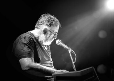 Τα τραγούδια του Θάνου Μικρούτσικου στο Δημοτικό Θέατρο Λυκαβηττού